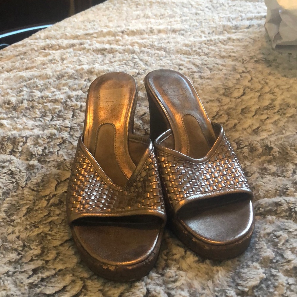 Women’s 7 1/2 Joann and David gold slides wedge